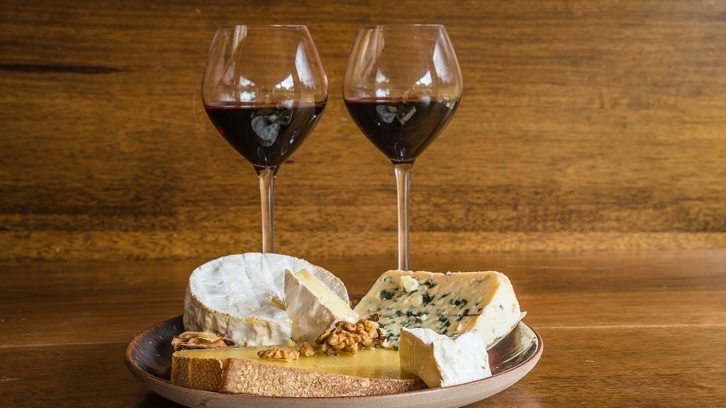 Vinhos e queijos: aprenda a combinar sabores e intensidades como um verdadeiro conhecedor.